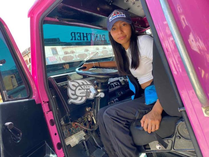 Kimberly, de 14 años, sigue cumpliendo su sueño de ser camionera