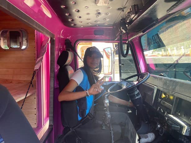 Kimberly, de 14 años, sigue cumpliendo su sueño de ser camionera