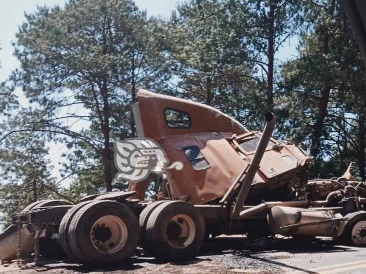 Tráiler se desbarranca en curvas de Normandía, en Las Vigas