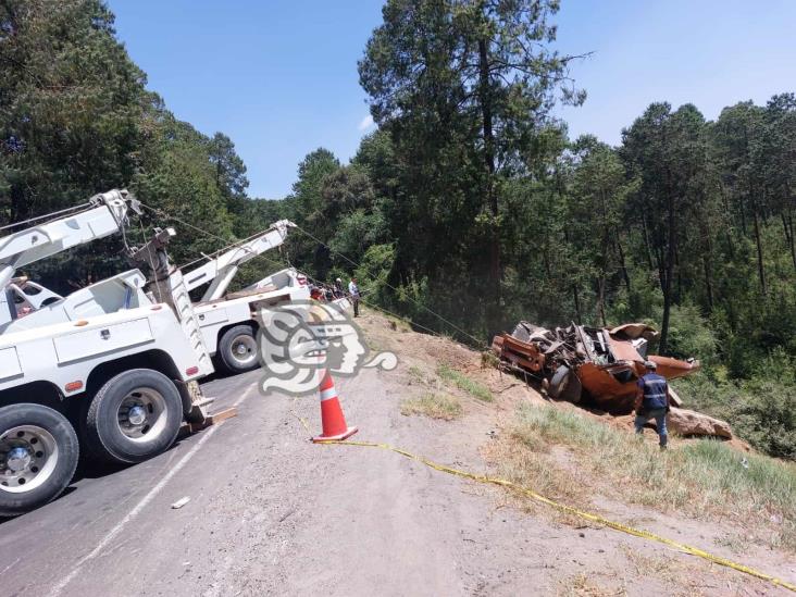 Tráiler se desbarranca en curvas de Normandía, en Las Vigas