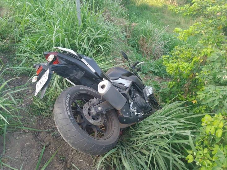 Mal herido, motociclista tras derrapar en carretera a Actopan