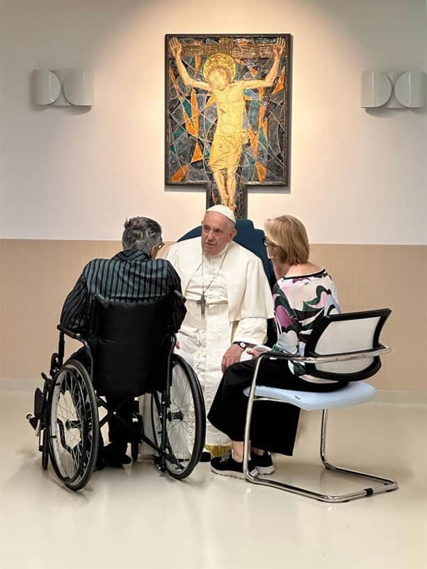 Sigo vivo: Papa Francisco sale del hospital tras cirugía