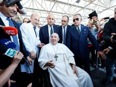 Sigo vivo; tras cirugía, Papa Francisco sale del hospital