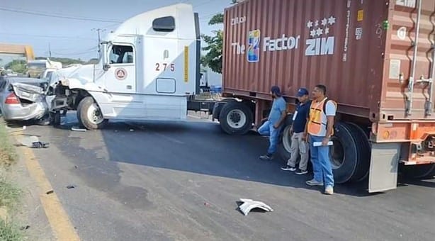 De milagro, maestros se salvan tras ser chocados por tráiler en la Veracruz-Xalapa