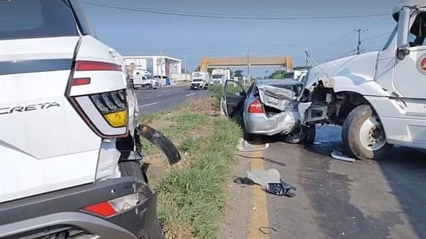 De milagro, maestros se salvan tras ser chocados por tráiler en la Veracruz-Xalapa