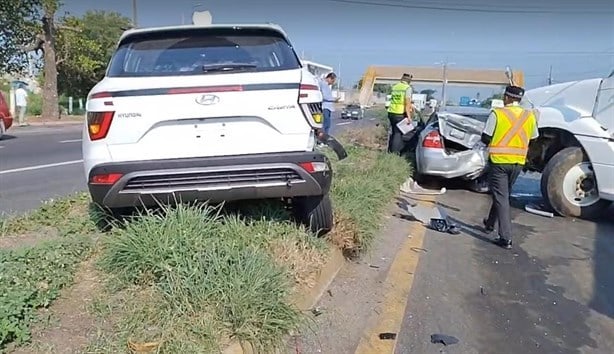 De milagro, maestros se salvan tras ser chocados por tráiler en la Veracruz-Xalapa