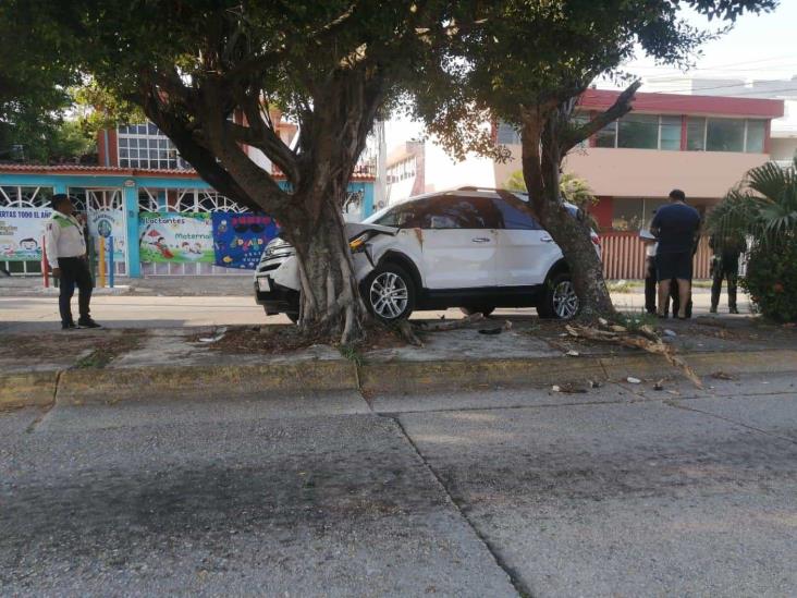 Por evitar choque, camioneta termina arriba de camellón