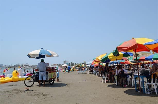 Ola de Calor: Con más de 40 grados, turistas acuden a playas de Veracruz (+Video)