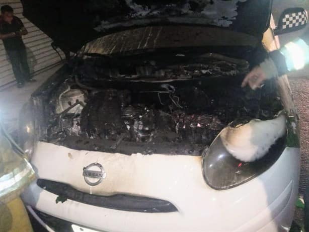 Tras corto circuito, se incendia taxi en calles de Xalapa
