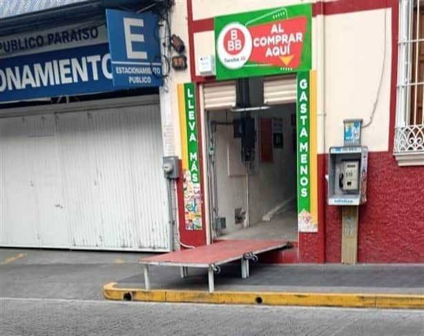 Denuncian a tienda que se adueñó de banqueta en Xalapa