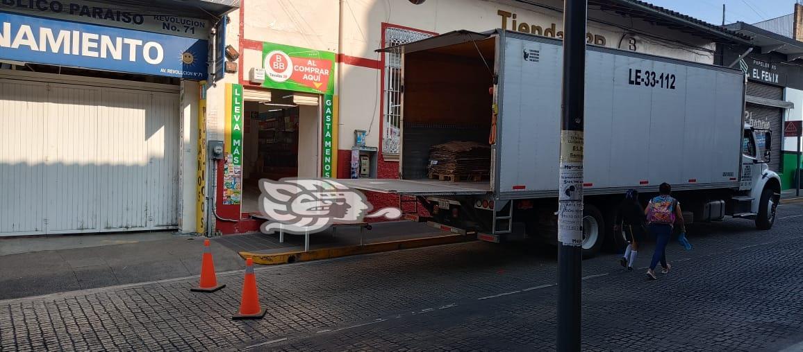 Tienda se ‘adueña’ de banqueta en Centro de Xalapa