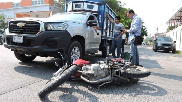 Motociclista Herido Al Estrellarse Contra Camioneta En Tierra Blanca