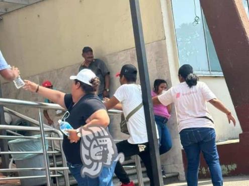 Emprendedoras regalan agua en Coatzacoalcos ¡que nadie se deshidrate!