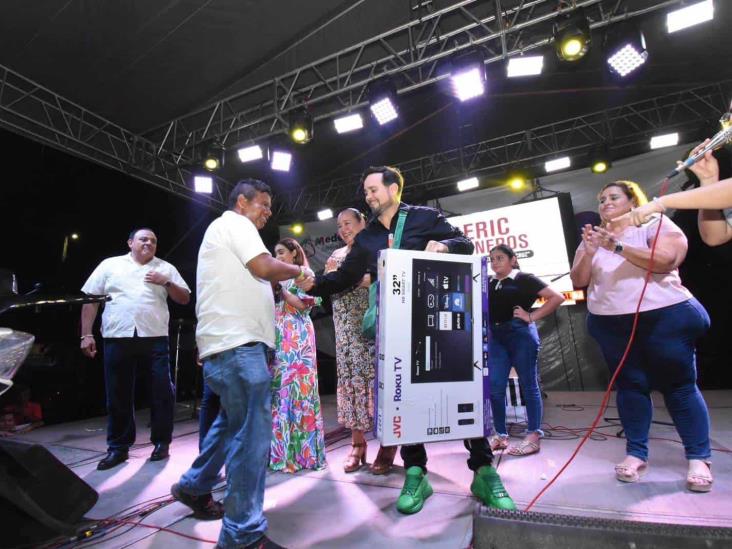 Con baile y rifa de regalos celebran el Día del Padre en Medellín