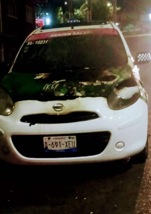 Tras corto circuito, se incendia taxi en calles de Xalapa