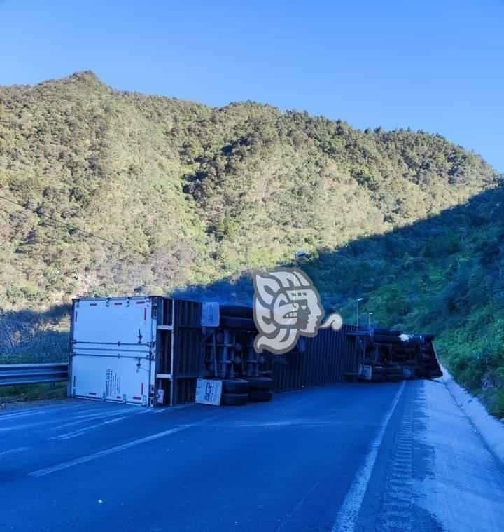Tráiler fuera de control vuelca  y genera caos en la autopista Córdoba-Puebla