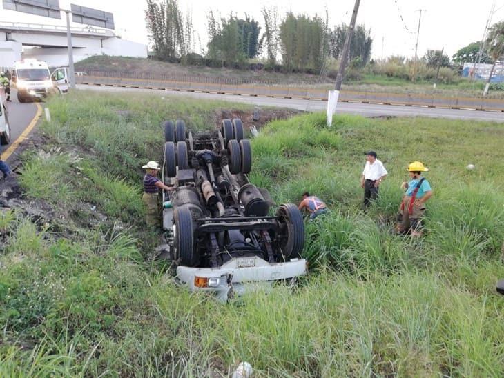 Se movilizan cuerpos de emergencia y rescate ante volcadura de una pipa en el libramiento de Amatlán de los Reyes