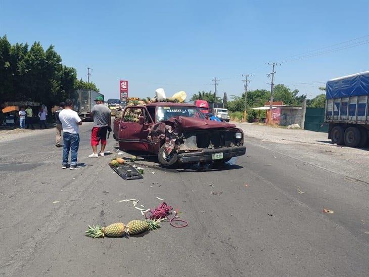 Chocan tráiler y camioneta en Amatlán de los Reyes