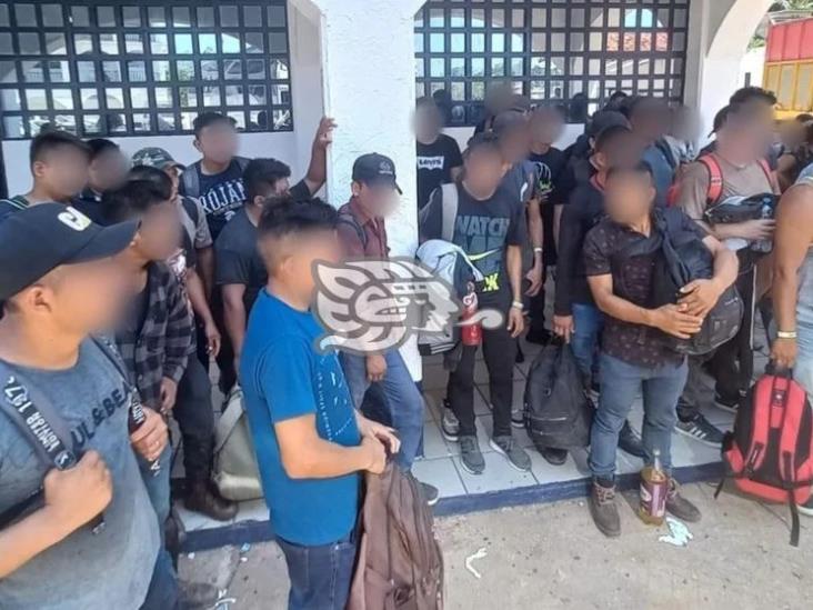 Rescatan a 129 migrantes en Sayula de Alemán; hay 4 ‘polleros’ detenidos