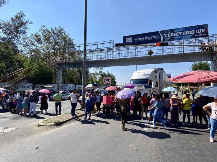 Manifestantes en Banderilla avientan huevos a Alcalde por falta de agua