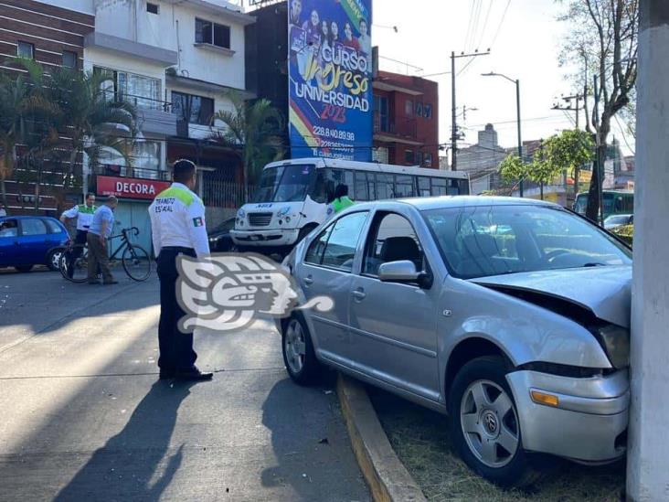 Auto evita arrollar a un ciclista y es chocado por autobús en Xalapa