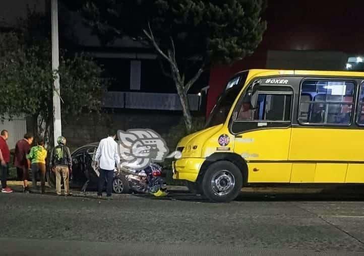 Autobús de pasajeros choca contra un auto en avenida Ávila Camacho de Xalapa