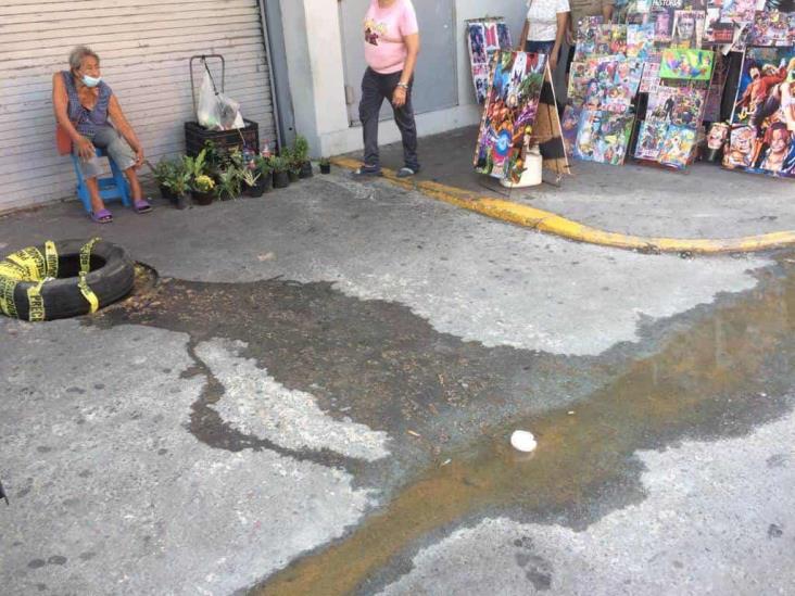 Colapsa alcantarilla con materia fecal en la calle Hidalgo, en Veracruz