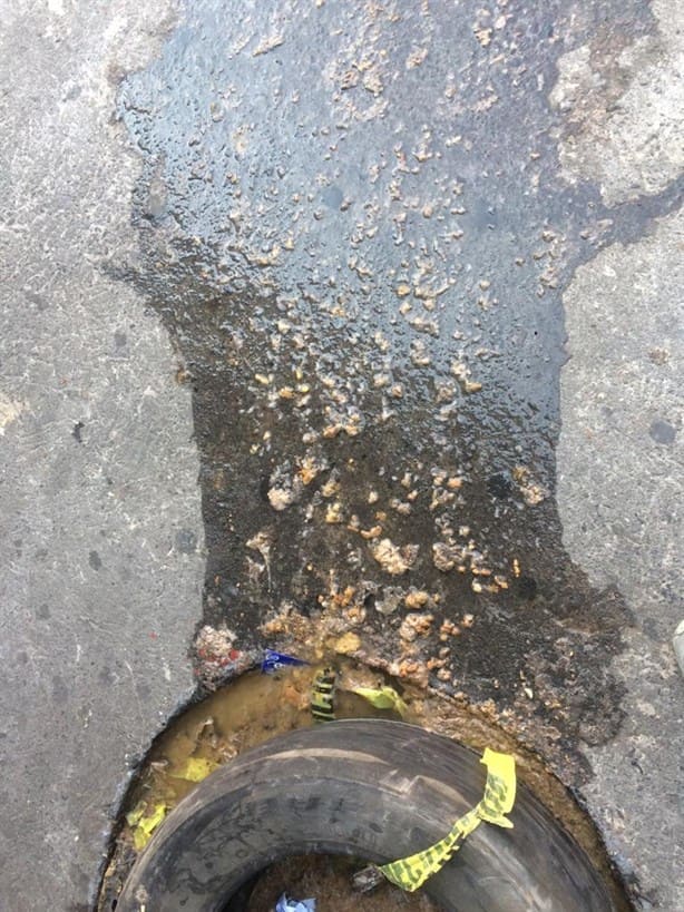 Colapsa alcantarilla con materia fecal en la calle Hidalgo, en Veracruz