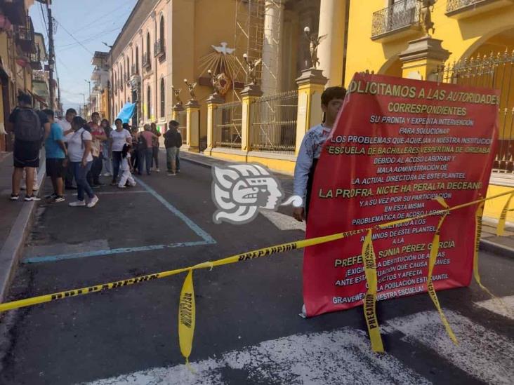 Permanece tomada Bachilleres de Orizaba; alumnos exigen diálogo (+Video)