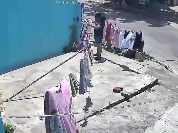 ¡Lady Tendederos! Captan a mujer robarse ropa colgada en casas de Veracruz