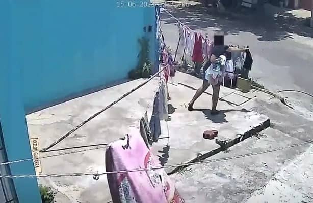 ¡Lady Tendederos! Captan a mujer robarse ropa colgada en casas de Veracruz