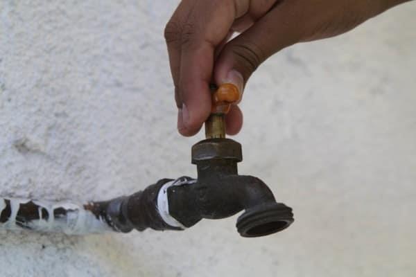 Sin agua, 12 colonias en Veracruz por paro de pozo