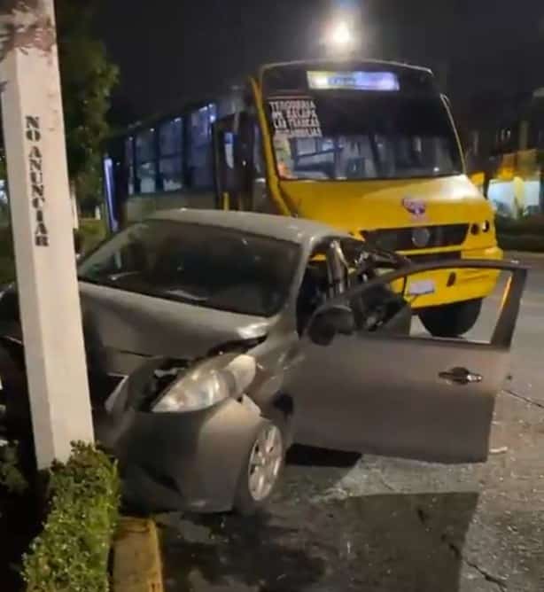 Autobús de pasajeros choca contra un auto en avenida Ávila Camacho de Xalapa