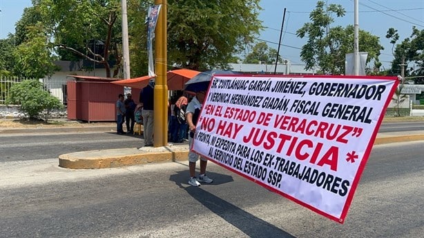 Expolicías de Poza Rica bloquean bulevar; exigen liquidaciones (+Video)