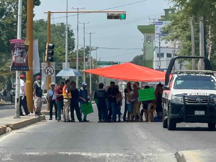 Expolicías de Poza Rica bloquean bulevar; exigen liquidaciones (+Video)