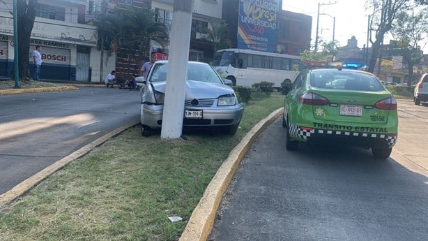 Auto evita arrollar a un ciclista y es chocado por autobús en Xalapa