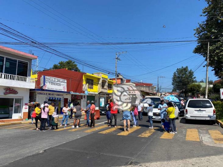 Enardecen y bloquean Banderilla por falta de agua; pipas cobran mil 500 pesos (+Video)