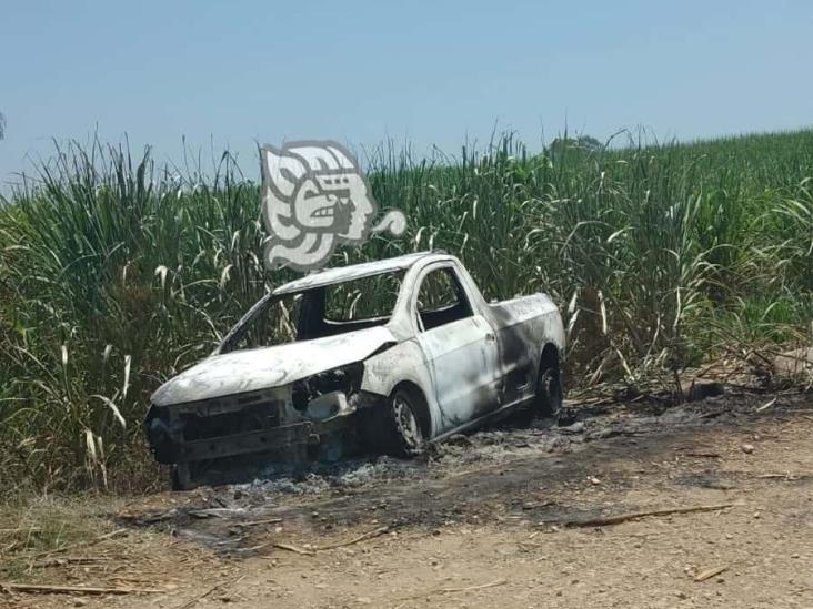 Encuentran camioneta calcinada en cañales de Cuitláhuac