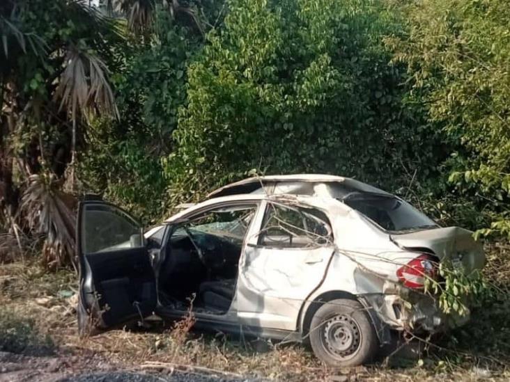 Vuelca automóvil en Tres Valles; tripulantes lograron salir