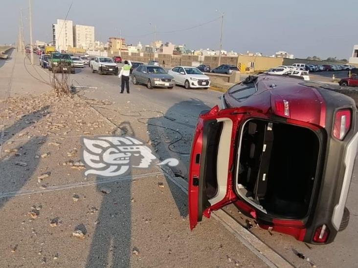 Camioneta derriba poste tras volcar en Malecón Costero (+Video)