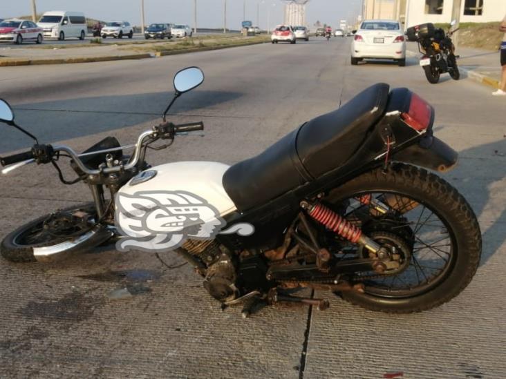 Rompen motocicleta tras impacto en el malecón (+Video)