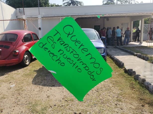 Con comida descompuesta protestan en oficinas de CFE en Nanchital (+Video)