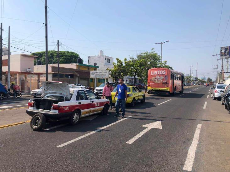 Chocan taxi y camión urbano en avenida Lafragua de Veracruz