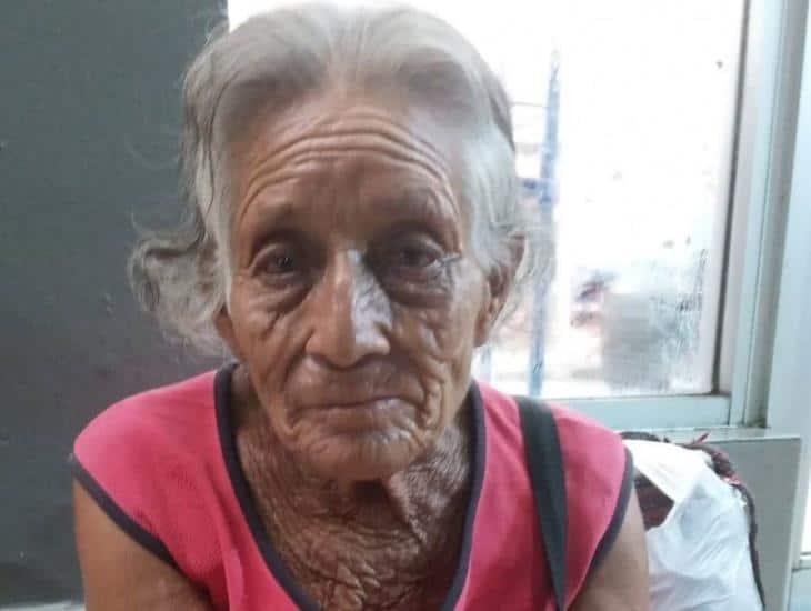 Abandonan a abuelita en calles de Minatitlán
