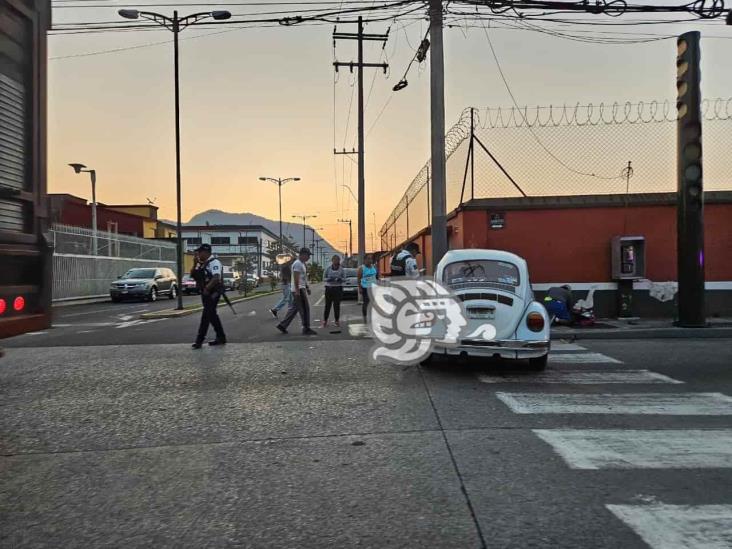 Resulta severamente lesionada al chocar su moto con auto en Orizaba