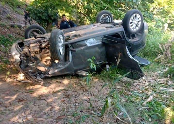 Vuelca vehículo en la carretera Minatitlán-Cosoleacaque; hay 3 lesionados