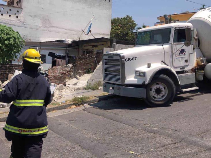 Choca camión cargado con cemento contra casa en la colonia 21 de Abril, en Veracruz (+Video)