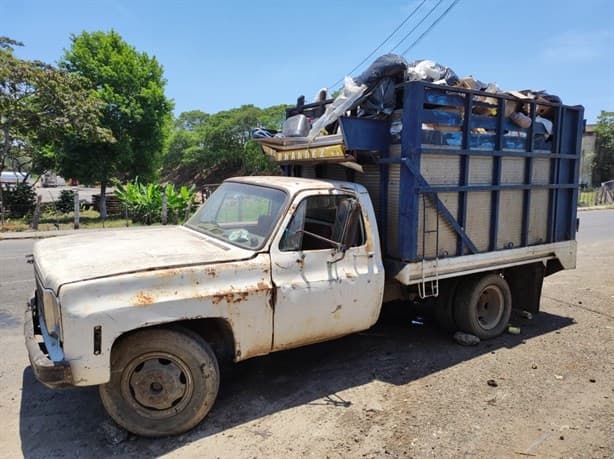 ¡Ya apesta! Abandonan camioneta cargada de basura en Coatepec