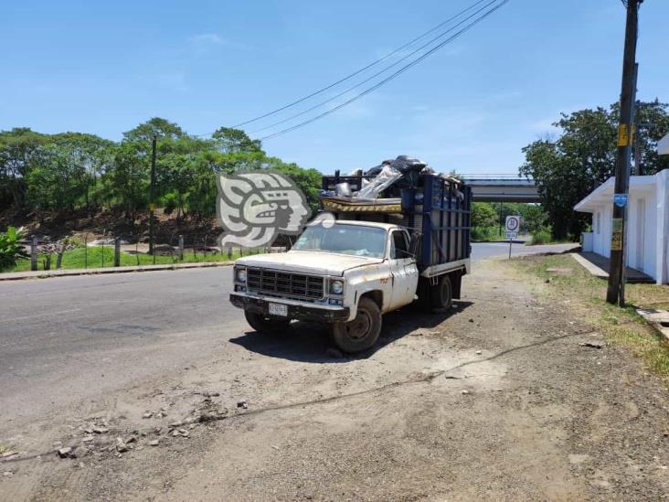 ¡Ya apesta! Abandonan camioneta cargada de basura en Coatepec