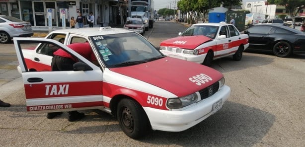 Choque de taxis en Centro de Coatzacoalcos deja 2 lesionados (+video)